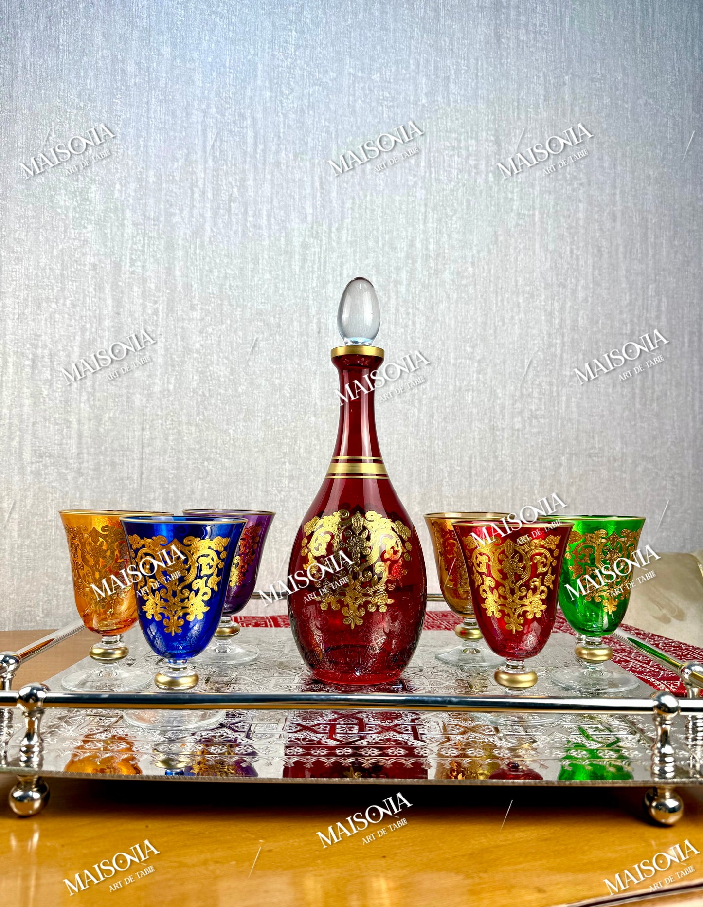 Carafe en Verre Cristallin Rouge & 6 Verres Multicolores – Élégance et Raffinement à Table