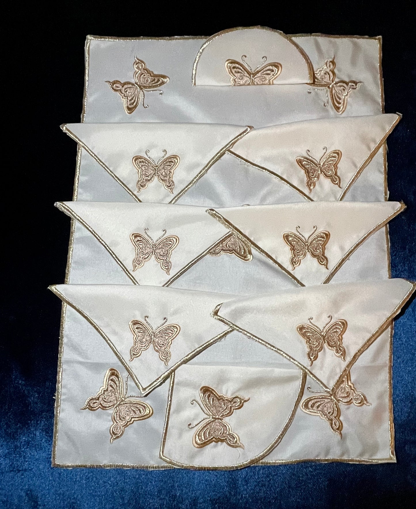 Fond de plateau brodé avec serviettes