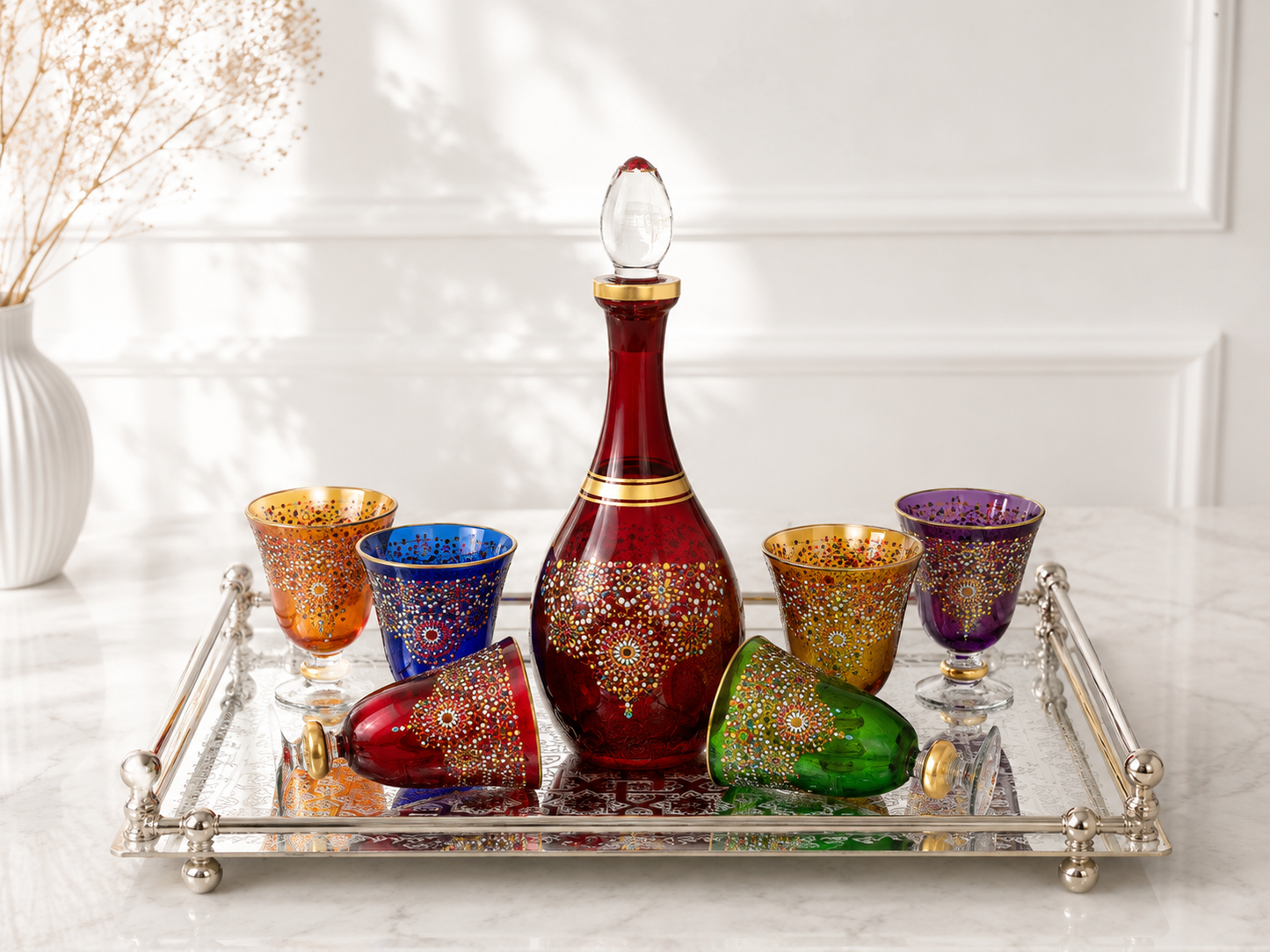Carafe en Verre Cristallin Rouge & 6 Verres Multicolores – Élégance et Raffinement à Table