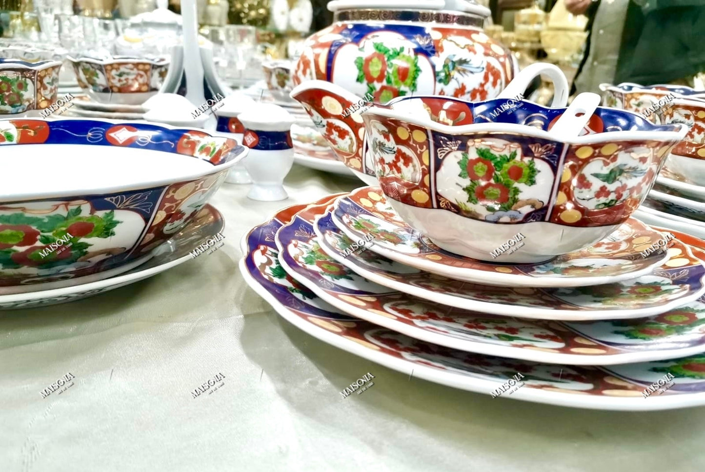 Service de table TAOUS MAROCAIN de 82 pieces, motif floral