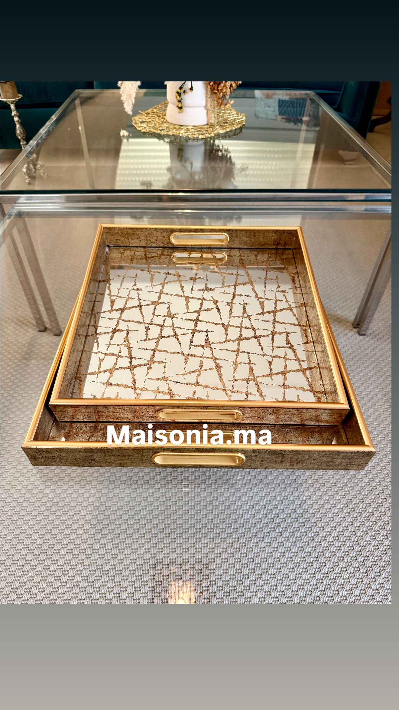 Plateau rond artisanal marocain en métal argenté cerclé et délicatement ciselé avec pieds (35 cm