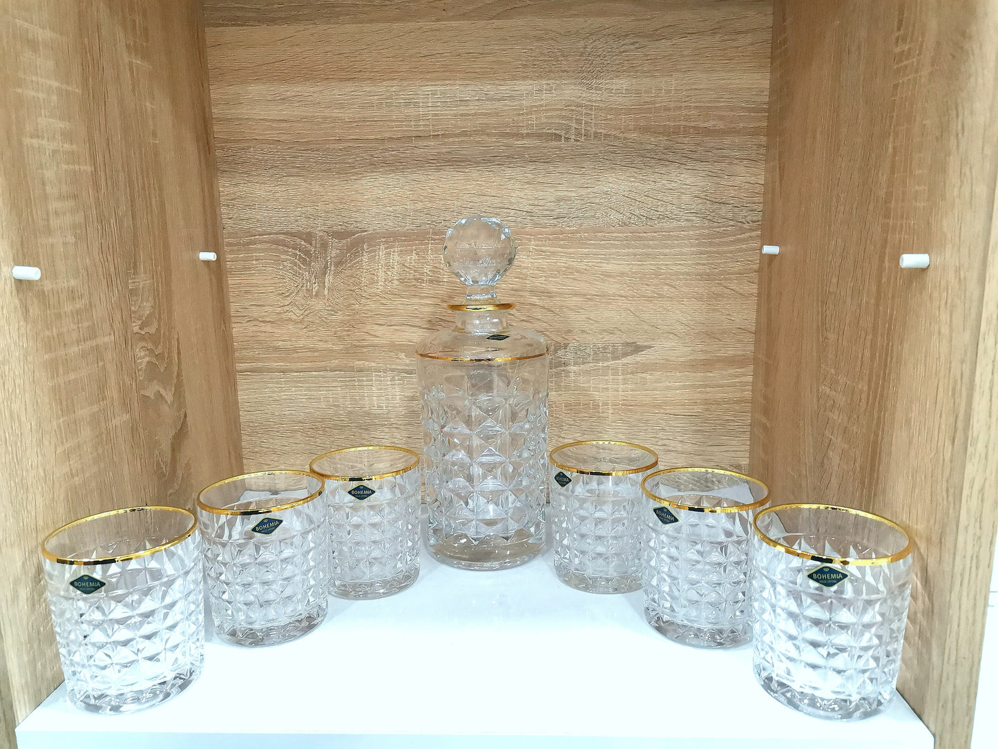Une carafe cristallisée avec 6 verres