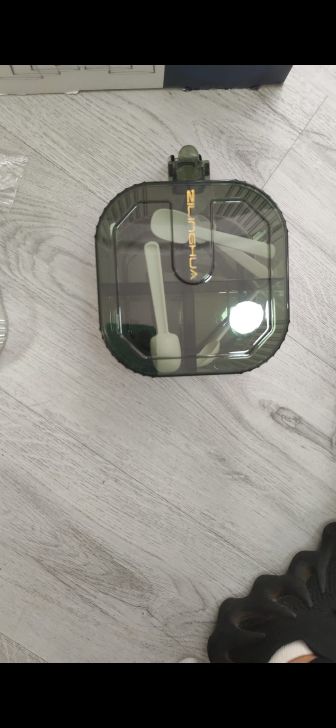 صندوق من زجاج شبكي