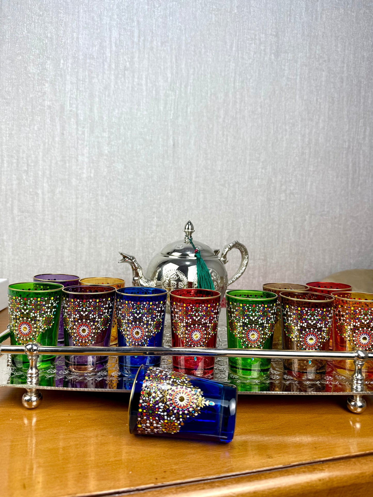 Carafe en Verre Cristallin Rouge & 6 Verres Multicolores – Élégance et Raffinement à Table