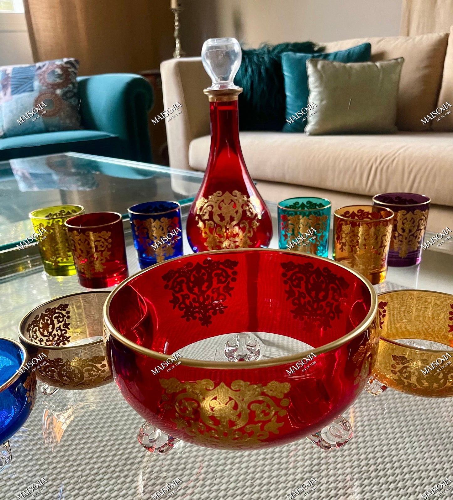 إبريق زجاجي أحمر من الكريستال وستة أكواب متعددة الألوان - أناقة ورقي على المائدة