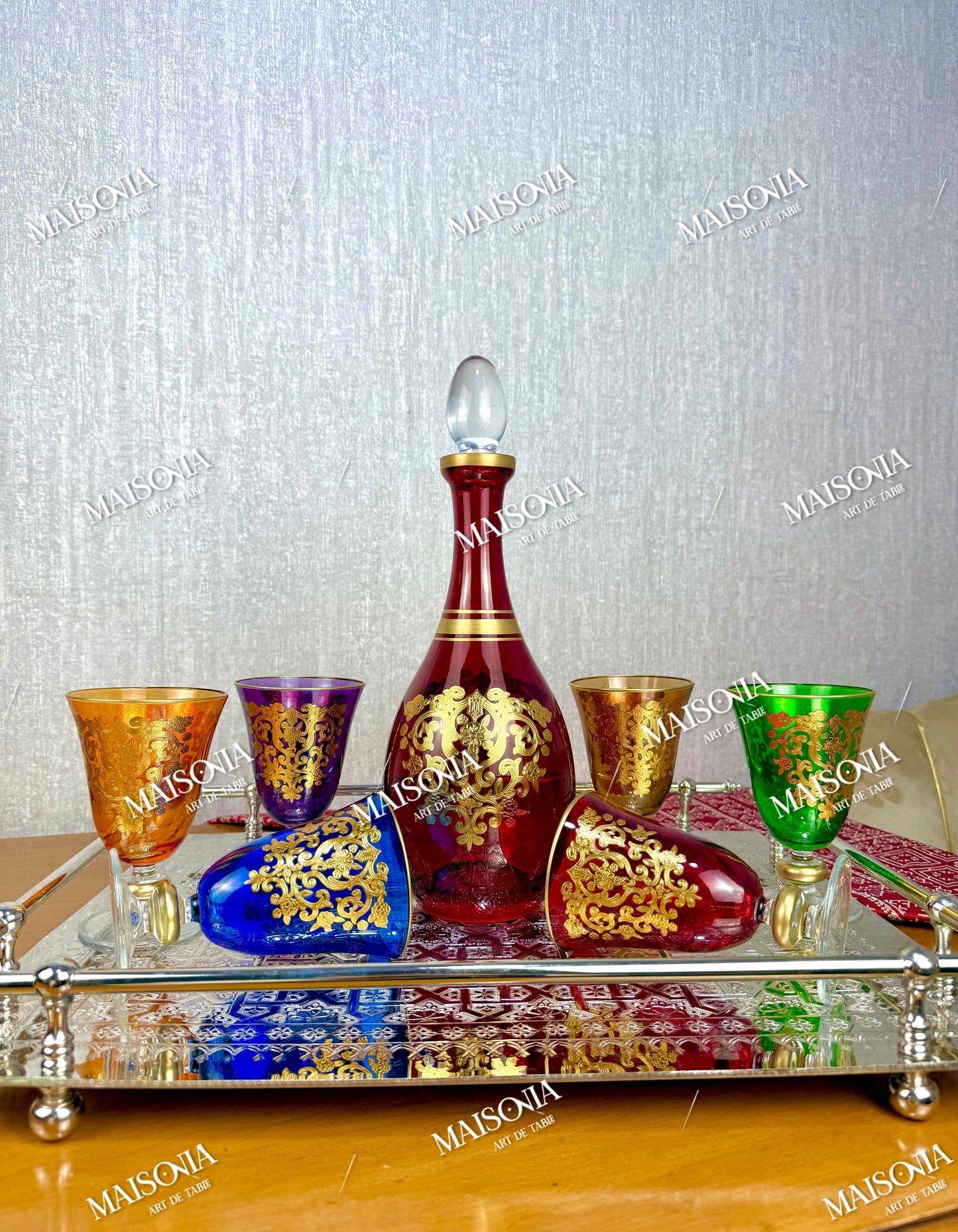 Carafe en Verre Cristallin Rouge & 6 Verres Multicolores – Élégance et Raffinement à Table