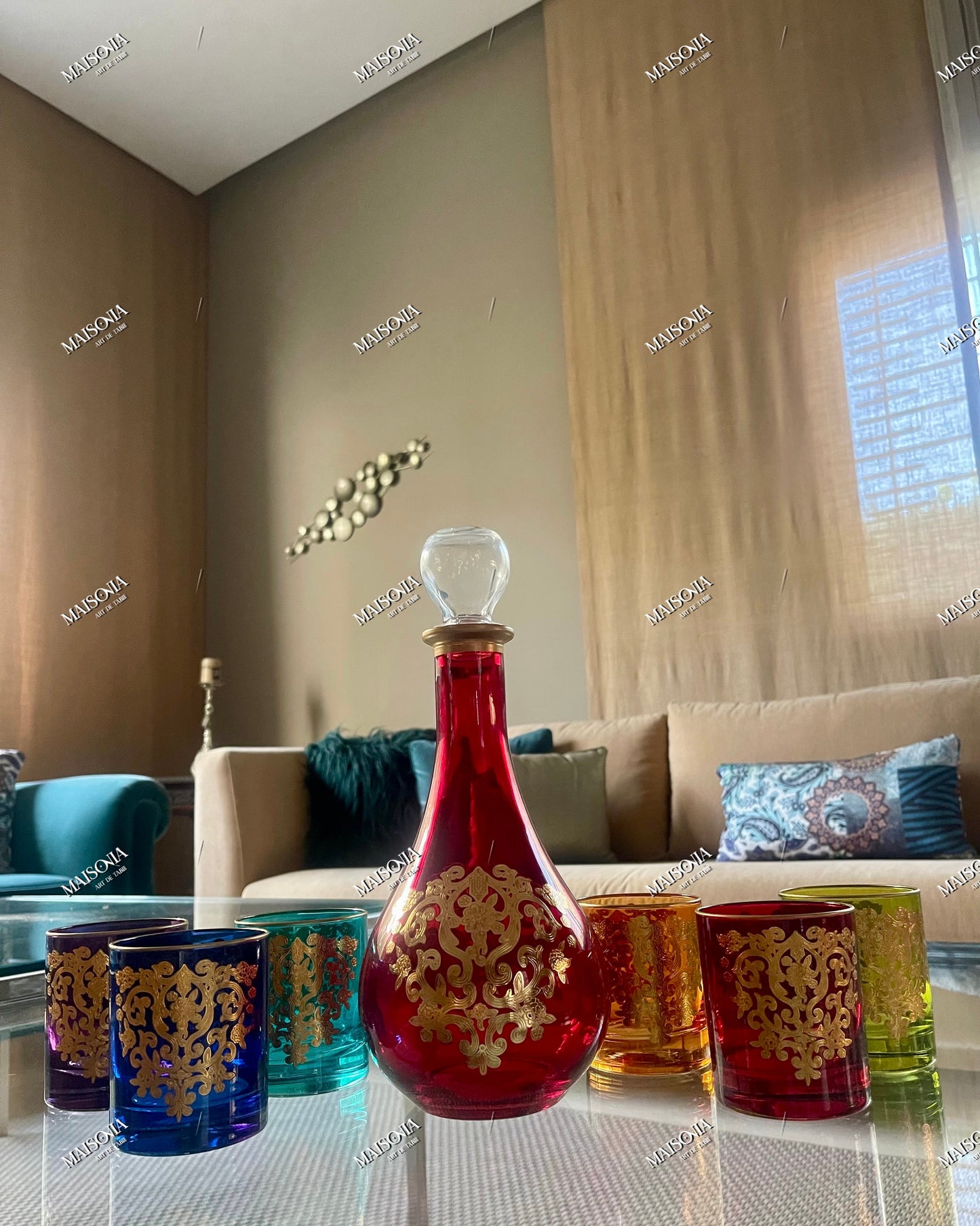 إبريق زجاجي أحمر من الكريستال وستة أكواب متعددة الألوان - أناقة ورقي على المائدة