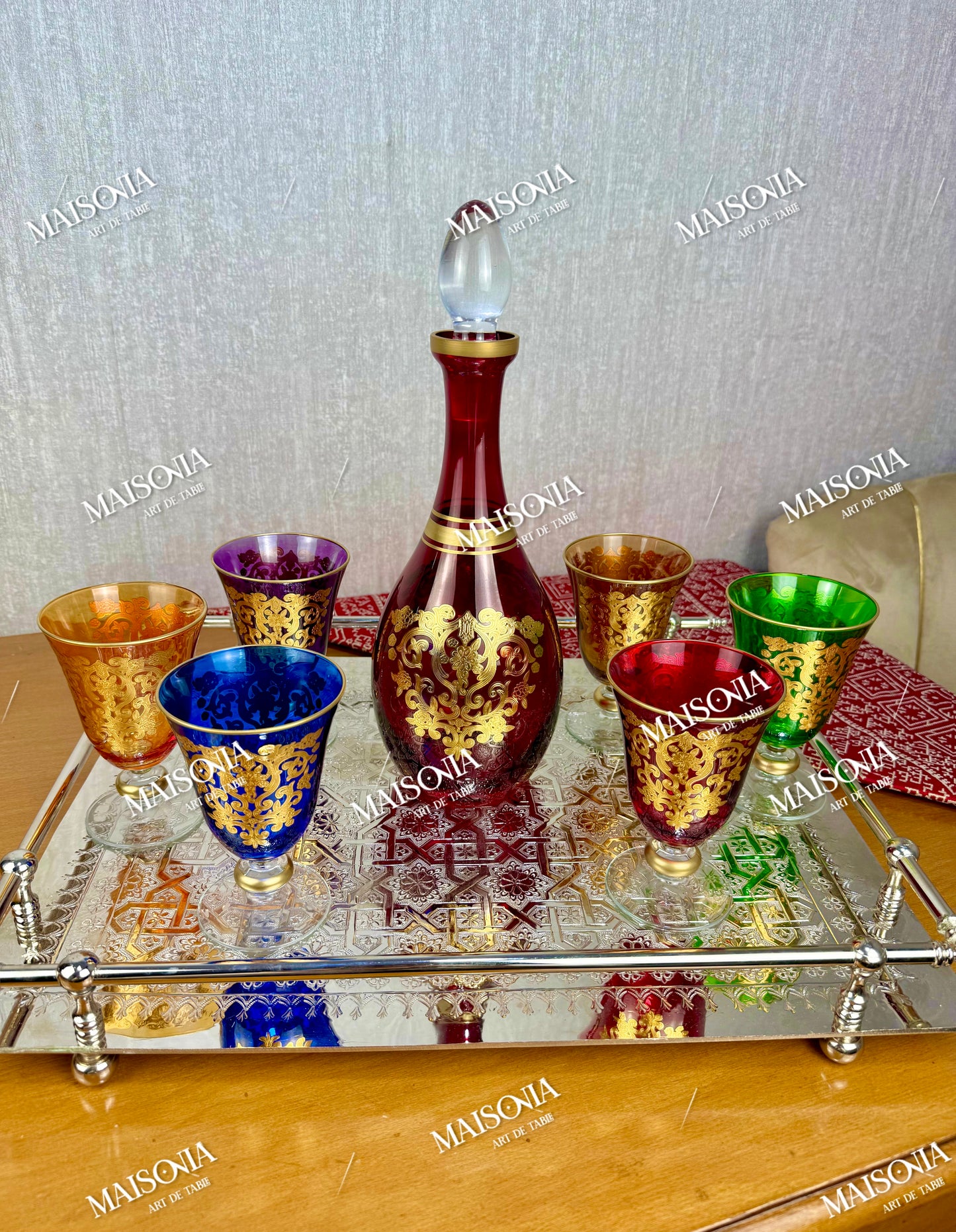 Carafe en Verre Cristallin Rouge & 6 Verres Multicolores – Élégance et Raffinement à Table