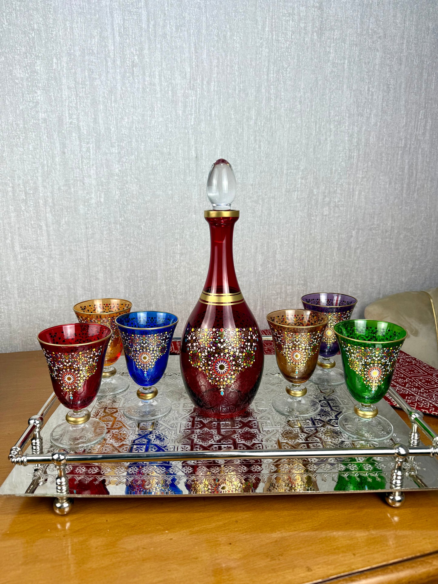 Carafe en Verre Cristallin Rouge & 6 Verres Multicolores – Élégance et Raffinement à Table