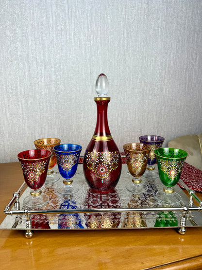 Carafe en Verre Cristallin Rouge & 6 Verres Multicolores – Élégance et Raffinement à Table