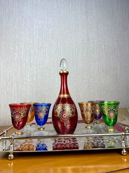 Carafe en Verre Cristallin Rouge & 6 Verres Multicolores – Élégance et Raffinement à Table