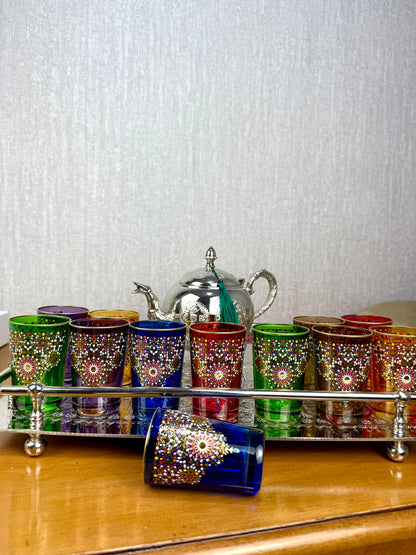 Carafe en Verre Cristallin Rouge & 6 Verres Multicolores – Élégance et Raffinement à Table