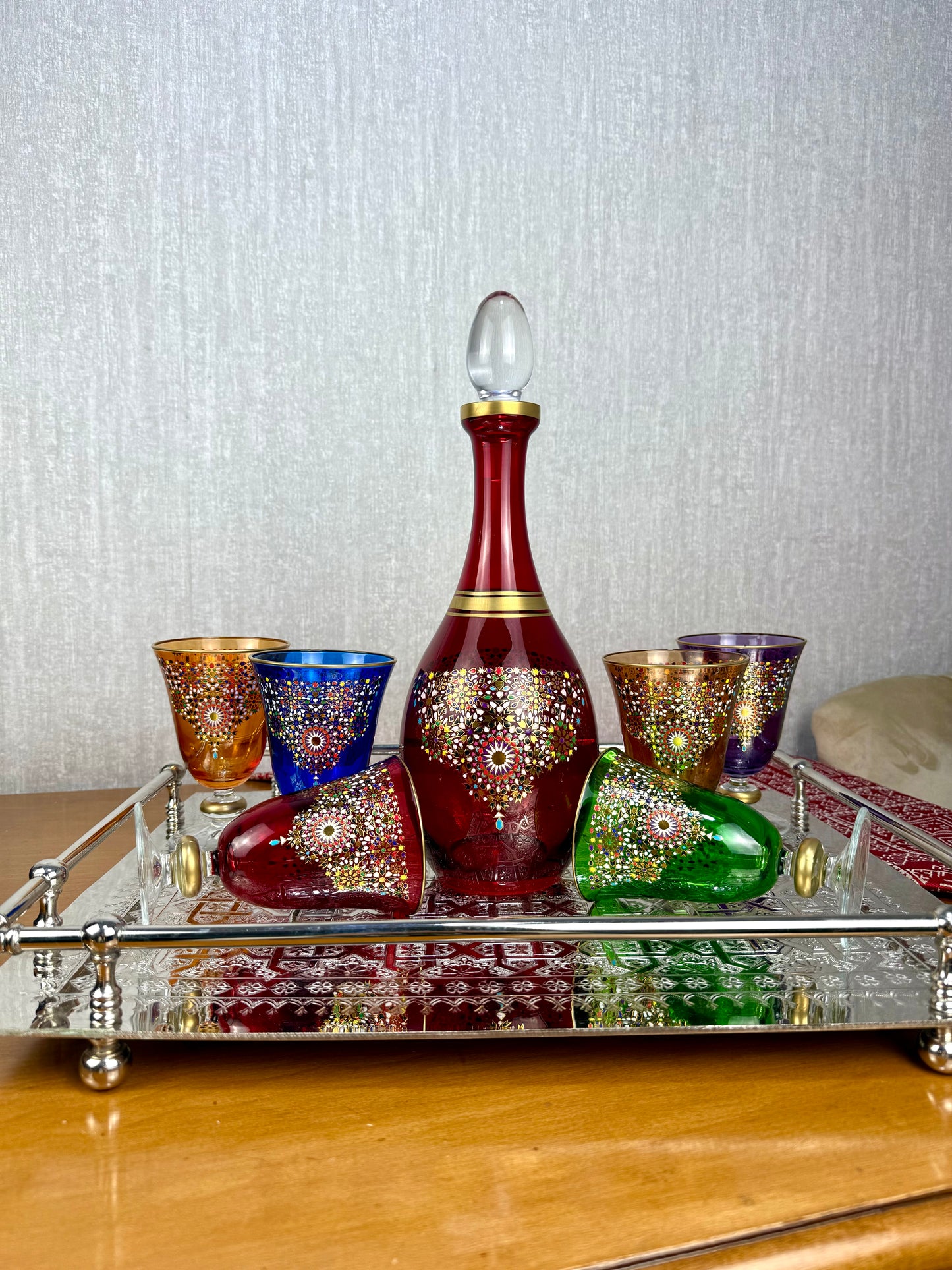 Carafe en Verre Cristallin Rouge & 6 Verres Multicolores – Élégance et Raffinement à Table