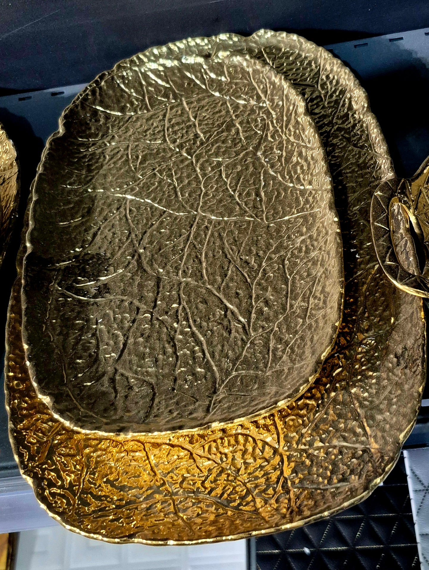 Assiette ovale en doré _ par Unité